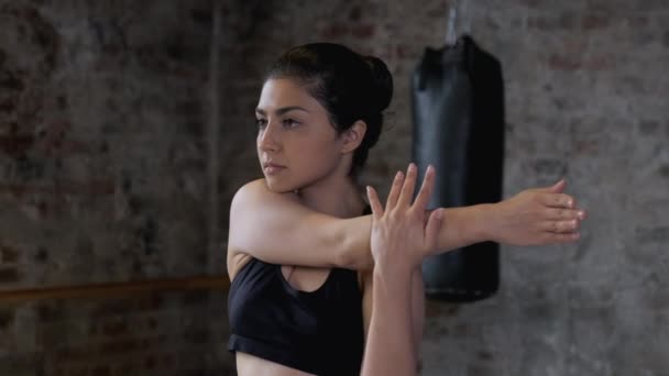 Una Giovane Atletica Indiana Mani Stretching Femminile Dimostrano Corpo Flessibile — Video Stock