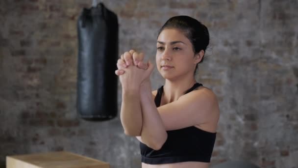 Junge Indische Sportlerin Sportbekleidung Beim Stretching Hands Indoor Fit Mädchen — Stockvideo