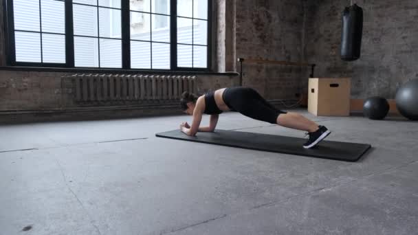 Спортивна Молода Індійська Жінка Чорному Вершку Leggings Doing Plank Exercise — стокове відео