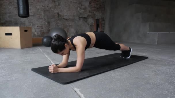 Jovem Mulher Bonita Fazendo Prancha Ginásio Conceito Esporte Estilo Vida — Vídeo de Stock