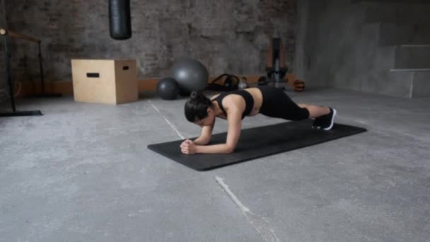 Fitness Frau Beim Planken Workout Fitnessstudio Frauen Machen Kernübungen Fitnessstudio — Stockvideo