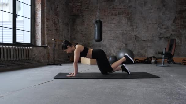 드레스를 여성의 Leg Exercises Abs Lifting Her Legs Doing Workout — 비디오