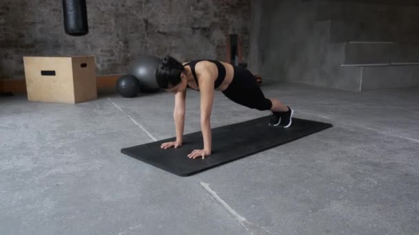 Fitness Vrouw Doet Planken Workout Sportschool Vrouwelijke Die Kernoefeningen Doet — Stockvideo