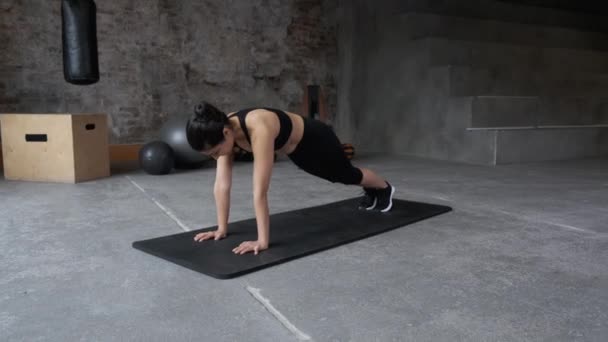 亚洲年轻活跃女子为强身健体做跳板运动六包核心 健身动机训练 — 图库视频影像