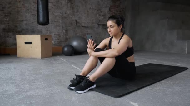 Sportswear Black Leggings Top Sitting Tired Resting Gym 훈련용 스마트 — 비디오