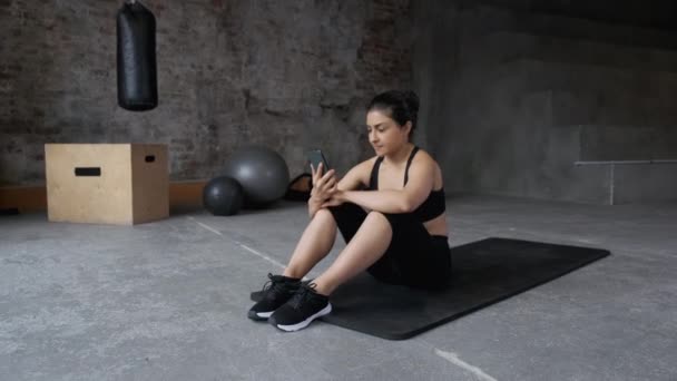 Giovane Donna Indiana Guardando Smart Phone Esercizio Allenamento Palestra Una — Video Stock