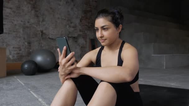Close Uma Jovem Mulher Indiana Assistindo Smartphone Para Treino Exercícios — Vídeo de Stock