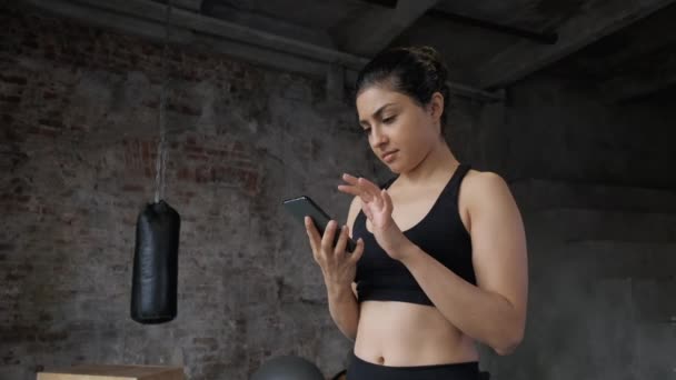 Fitness Indisk Kvinde Atlet Ved Hjælp Smartphone Videochat Taler Deling – Stock-video