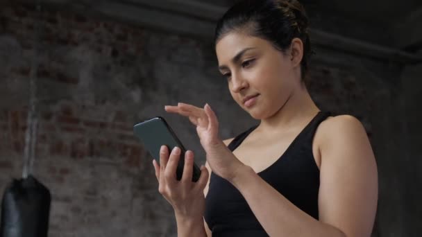 Mujer Sudorosa Usando Teléfono Móvil Después Del Entrenamiento Mujer Preparándose — Vídeos de Stock