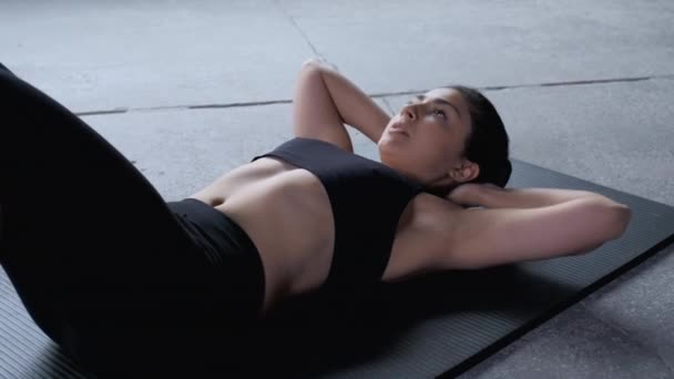 Athletic slim fitness young woman pumping press enjoying workout exercise at gym. Top View of Professional Female Bodybuilder Lying on the Yoga Mat — Stock Footage Athletic Slim Fitness Young Woman Pumping Press Enjoying Workout Exercise Stock Footage