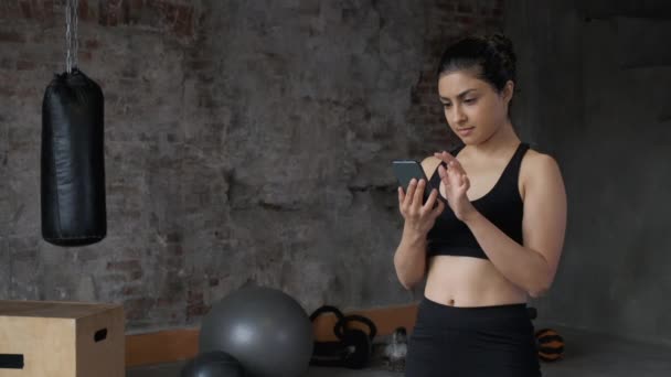 Een Jonge Atletische Indiase Vrouw Zwarte Legging Een Top Gebruikt — Stockvideo