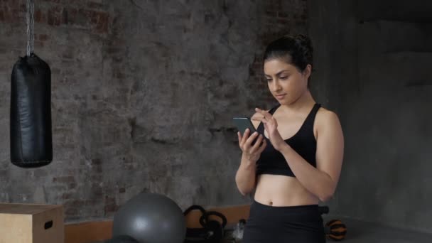 Denkende Sportlerin Mit Smartphone Fitnessstudio Sport Mädchen Sms Sport Club — Stockvideo