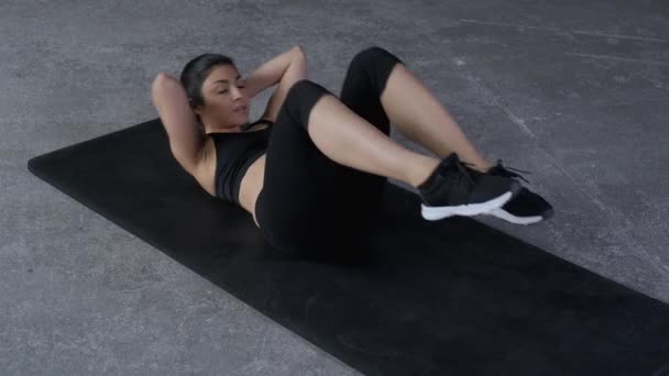 Sportvrouw Die Aan Het Fietsen Zit Vloer Fitnessruimte Mensen Levensstijl — Stockvideo