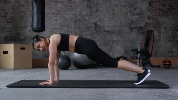 アジアの若いアクティブな女性は より強いAbs樹脂製の運動を行う6パックコア 自己動機規律 ジム内のスポーツウェアのフィットネストレーニング — ストック動画