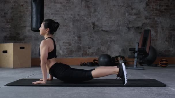 Mujer India Flexible Estirándose Gimnasio Ejercicio Estiramiento Entrenamiento Mujer Deportiva — Vídeos de Stock