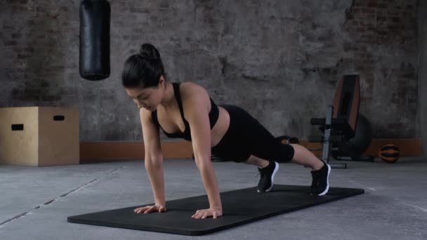 Una Giovane Donna Indiana Atletica Con Gambe Nere Top Esercizio — Video Stock