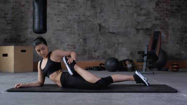 Esterilla Yoga Mujer Atlética Joven Estirando Cadera Músculos Isquiotibiales Músculos — Vídeo de stock