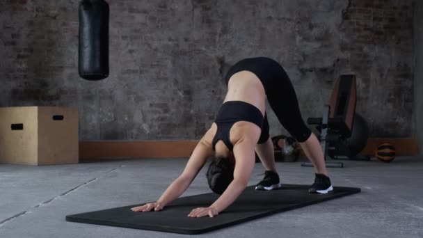 Sport Kvinna Utbildning Sträcker Sig Träningsmatta Gym Klubb Flexibel Fitness — Stockvideo