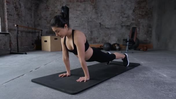 Una Giovane Atletica Indiana Allenamento Stretching Riscaldamento Flessibile Donna Sportiva — Video Stock