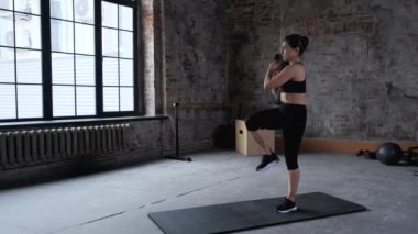 Spor Yapan Genç Hintli Atletik Kadın Spor Yapıyor Bisiklet Atlıyor, Bacaklarını kaldırıyor, Spor Giyim ve Spor Giysileri Giyiyor, Spor Salonu 'nda