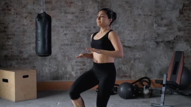 Νεαρή Ινδή Αθλητική Γυναίκα Άλματα Αθλητισμού Ασκήσεις Ντυμένη Αθλητικά Ρούχα — Αρχείο Βίντεο