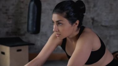 Spor Giysileri ve İç Çamaşırları Giyinik Bisiklet Giyen Spor Yapan Genç Atletik Hintli Kadın Spor Salonunda