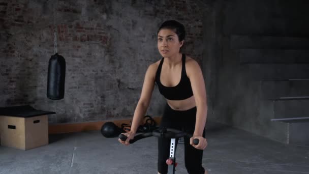 Güzel Bir Sporcu Kız Spor Salonunda Spor Salonunda Egzersiz Yapıyor — Stok video