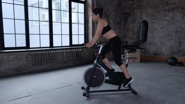 Attractive Asian Woman Biking Gym Exercising Legs Doing Cardio Workout — ストック動画