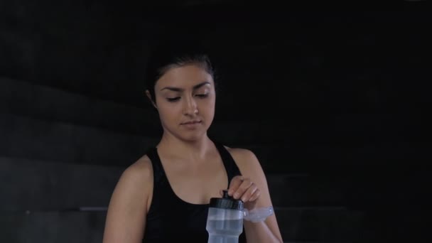 Närbild Skott Vackra Indiska Idrottskvinna Stående Gym Och Dricksvatten Från — Stockvideo