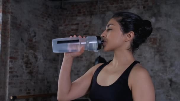 Close Young Athletic Indian Asian Woman Sitting Bicycle Drinking Water — Vídeo de Stock