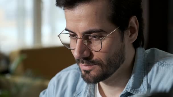 Primer Plano Joven Europeo Reflexivo Con Gafas Trabajando Una Computadora — Vídeo de stock