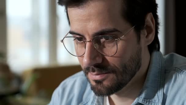 Joven Hombre Europeo Serio Con Barba Gafas Trabajando Casa Mirando — Vídeos de Stock