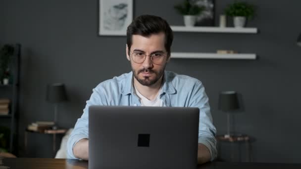 Joven Griego Con Barba Gafas Trabaja Casa Tecleando Teclado Ordenador — Vídeo de stock