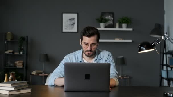 Fiatal Üzletember Asztalnál Egy Laptop Dolgozik Home Office Gépelés Számítógép — Stock videók