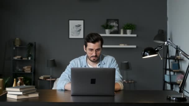 Jovem Estudante Freelancer Usando Laptop Estudando Line Trabalhando Casa Internet — Vídeo de Stock