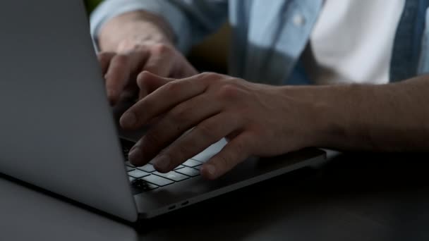 Крупним Планом Рука Людини Клавіатурі Комп Ютера Віддалений Онлайн Режим — стокове відео
