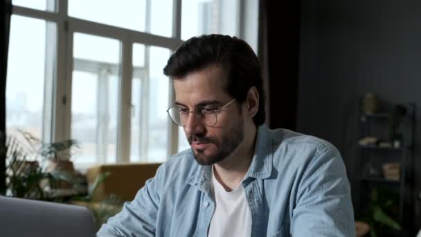 Guapo Empresario Freelancer Gafas Trabajando Diligentemente Ordenador Portátil Casa Hombre — Vídeos de Stock