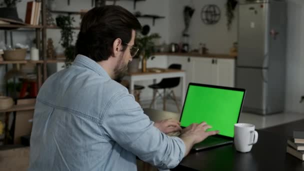 Über Die Schulter Eines Mannes Der Online Auf Einem Laptop — Stockvideo