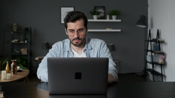 Ung Forretningsmand Iværksætter Der Arbejder Skriver Laptop Online Doing Research – Stock-video