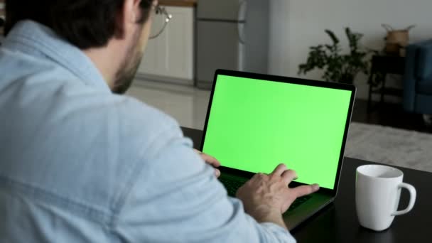 Nad Ramenem Camera Shot Man Home Sedí Gauči Pracuje Zelené — Stock video