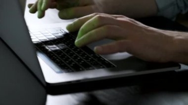 Erkeklerin Ellerinin Kapanışı Bilgisayarda Klavye Çalışmaları İnternet 'te