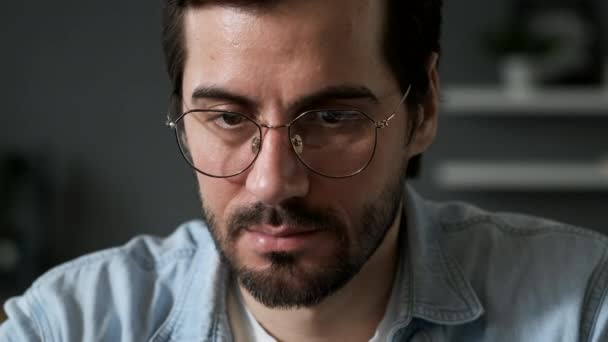 Hombre Sienta Delante Monitor Cerca Gráficos Mesas Reflejan Gafas Ojos — Vídeos de Stock