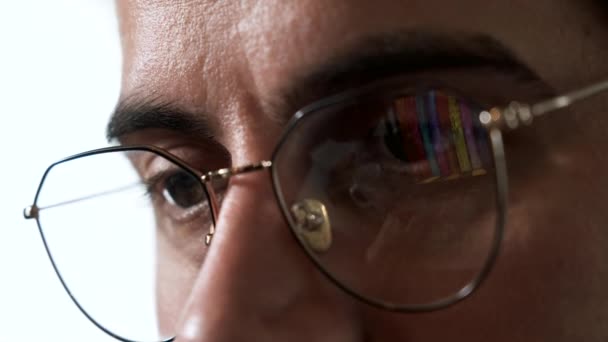 Retrato Cerca Joven Europeo Con Gafas Reflejo Las Imágenes Está — Vídeos de Stock