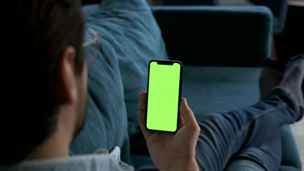 Primer Plano Smartphone Con Pantalla Verde Mano Del Hombre — Vídeos de Stock