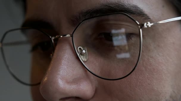 Närbild Man Med Glasögon Titta Nyheter Smartphone Reflection Lenses Mörka — Stockvideo