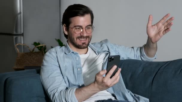 Close Man Glasses Smiling Using Smartphone Mówienie Rozmowa Online Przyjaciółmi — Wideo stockowe