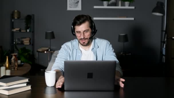 Hombre Negocios Freelancer Agente Gestor Llamadas Lleva Auriculares Cabeza Micrófono — Vídeos de Stock