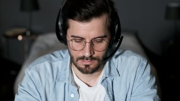 Close Young Man Thinking Looking Computer Using Laptop Working Online — Stok Video