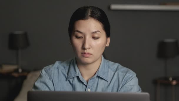 Mulher Asiática Alongamento Corpo Ioga Sala Estar Casa Atividade Durante — Vídeo de Stock