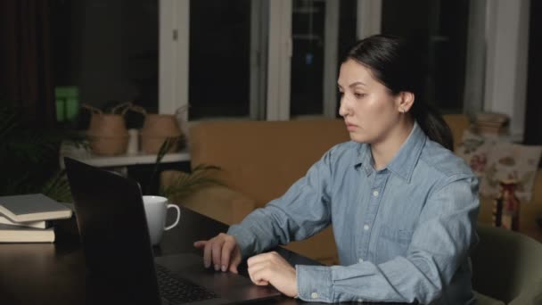 Jovem Mulher Asiática Trabalhando Computador Casa Navegando Internet Assistindo Redes — Vídeo de Stock